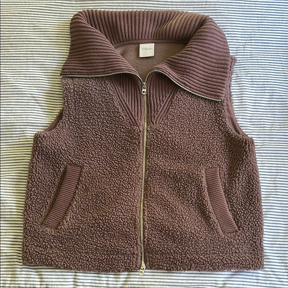 Sleeveless Sherpa Zip Vest - light maroon.